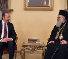 بتكليف من الرئيس الأسد… الوزير عزام يهنئ رؤساء الطوائف المسيحية بعيد الميلاد المجيد