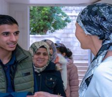 السيدة أسماء الأسد تستقبل عددا من عائلات وأبناء الشهداء(صور)