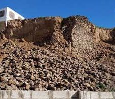 انهيار جزء من السور الحجري في تل الحسكة الأثري جراء الأمطار الغزيرة