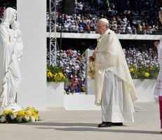 الزيارة البابوية للإمارات: البابا فرانسيس يقود قداسا تاريخيا