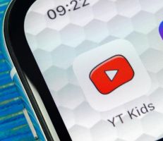 “يوتيوب” يغلق التعليقات على فيديوهات الأطفال لتجنب التصرفات المسيئة