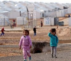 الأردن يمنع لاجئي مخيم الركبان من دخول أراضيه