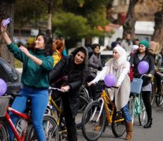 فتيات سوريات يجٌبن شوارع دمشق على "البسكليت" (فيديو+صور)