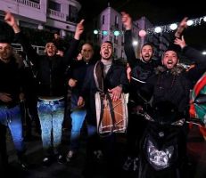 الجزائريون يحتفلون باستقالة بوتفليقة