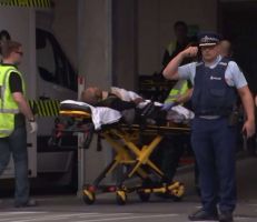 استرالي يقتل  49 ويصيب العشرات  أثناء أدائهم صلاة الجمعة بمسجدين   في نيوزيلاندا (صور)