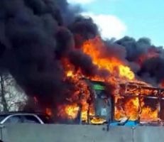 رجل يخطف حافلة تقل 51 طفلاً ويشعل النيران فيها بإيطاليا