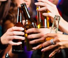 دراسة تكشف خطراً جديداً لتناول الكحول في سن المراهقة