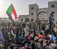 السودان: الجيش يطيح بالبشير ويعتقل مقربيه وخلاف بين قياداته حول رئاسة المرحلة