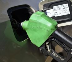 مجلس الوزراء يقرر خفض كميات البنزين المخصصة للآليات الحكومية بنسبة 50 بالمئة