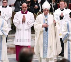 ماذا فرض البابا فرانسيس على رجال الدين ؟