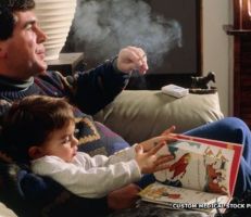 دراسة تكشف ما يفعله تدخين الأب بصحة الرضيع