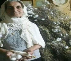 ديرماما تحافظ على عراقة صناعة الحرير التقليدية
