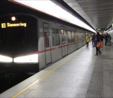 مستخدمو المترو في فيينا يصوتون ضد رش العطور بالقطارات