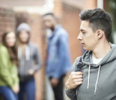 دراسة "التنمر يدفع المراهقين للانتحار"