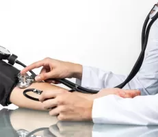 دراسة طبية تربط ارتفاع ضغط الدم في الثلاثينيات بالخرف