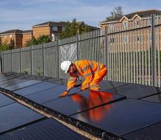 بريطانيا " أول خط قطار يعمل بالطاقة الشمسية"
