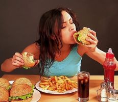 كيف تأكل كل شيء دون أن تصاب بالسمنة؟