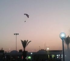 عرض للطيران الشراعي “براموتور” فوق أرض مدينة المعارض