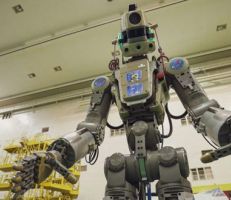 روبوت روسي يشبه البشر يهبط في كازاخستان