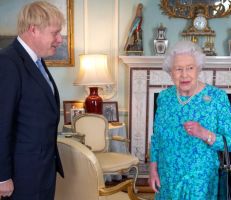 تقارير صحفية: الملكة إليزابيث بحثت في عزل جونسون بعد تعليقه عمل البرلمان