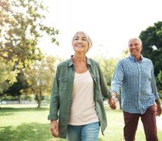 دراسة: بطء المشي في منتصف العمر دليل على الشيخوخة المبكرة