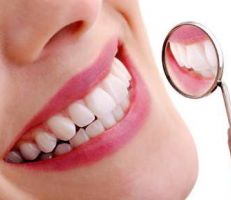 طبيب أمريكي: توقفوا عن استخدام الملح وكربونات الصوديوم لتبييض الأسنان فوراً!