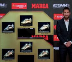 نجم برشلونة ليونيل ميسي يتسلم جائزة الحذاء الذهبي الأوروبي للمرة السادسة