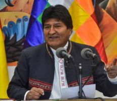 استقالة رئيس بوليفيا بعد 3 أسابيع من الاحتجاجات: مادورو يدين الانقلاب والمكسيك تعرض عليه اللجوء