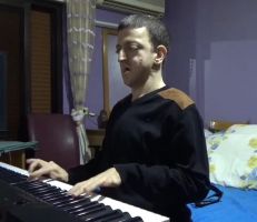 غابي صهيوني .. العازف الذي أضاء بالموسيقى عالمه الضرير (فيديو)