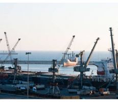 مديرية الموانئ البحرية تعيد فتح ميناء اللاذقية التجاري أمام الملاحة بعد تحسن الحالة الجوية