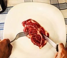 طبيبة روسية: خطورة تناول اللحم النيء لاحتوائه يرقات ممكن أن تتحول لطفيليات