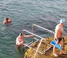 رجال تجاوز بعضهم الـ 70 عاماً تسبح في درجة حرارة -2 في جبلة