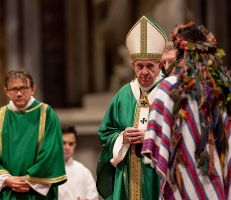 الفاتيكان يصدر قراره اليوم وسط خلاف حول عزوبية الكهنة الكاثوليك