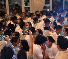 بكمامات طبية .. 220 عريساً وعروساً يتبادلون القبلات في زفاف جماعي في الفلبين