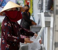 أجهزة صراف آلي للأرز للعاطلين عن العمل في فيتنام بسبب أزمة كورونا