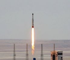إيران تطلق قمراً صناعياً عسكرياً بنجاح