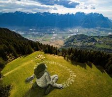 لوحة جرافيتي تتناول فيروس كورونا في جبال الألب السويسرية