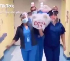 ردود فعل عنيفة على ممرضات يرقصن مع جثة مكتوب عليها كوفيد-19 (فيديو)