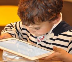 الأطفال معرضون للتنمر الإلكتروني لأن الوباء يدفعهم لاستخدام الإنترنت أكثر