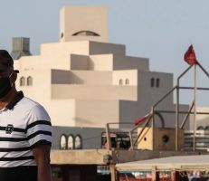 العمال المهاجرون في قطر يتسولون الطعام وسط تفشي فيروس كورونا