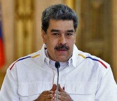 الرئيس الفنزويلي يدافع عن حق بلاده في "التجارة الحرة" مع إيران بعد وصول أولى ناقلات النفط الإيرانية