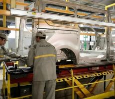 شركة رينو لصناعة السيارات قد تلجأ لإغلاق مصانع وتسريح عمال لتوفير ملياري يورو