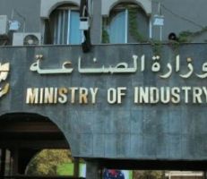 وزير الصناعة: السعي لإصدار تشريع لإضافة أو تعديل النشاط الصناعي القائم للشركات العامة