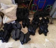ورشة تصنّع نعال الأحذية من السيرومات المستعملة في ريف اللاذقية