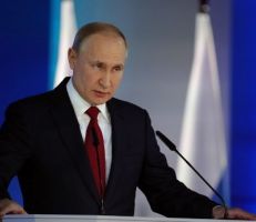 بوتين يوقع قانونا فيدرالياً ينظم آلية جديدة لدخول الأجانب إلى روسيا