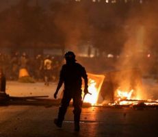 احتجاجات لبنان: مئات المتظاهرين ينزلون الشوارع في ثاني ليلة من الاضطرابات