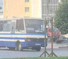 رجل يحتجز 20 رهينة في حافلة بأوكرانيا