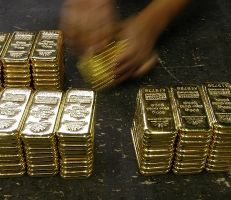 أسعار الذهب تبلغ أعلى مستوى لها منذ 2011 وتقترب من رقم قياسي مع تسابق المستثمرين للملاذات الآمنة