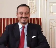 السفير السعودي في لندن يعترف بامتلاك “بار” في منزله