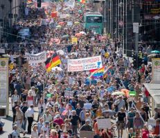 آلاف الألمان يحتجون ضد قيود كورونا  (صور وفيديو)